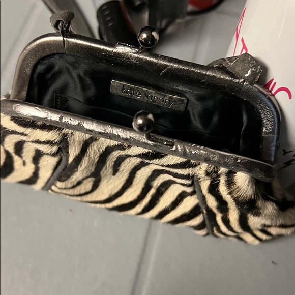 🔥VINTAGE Zebra Print Clutch with Silver Metal Frame and Handle - Picture 5 of 8